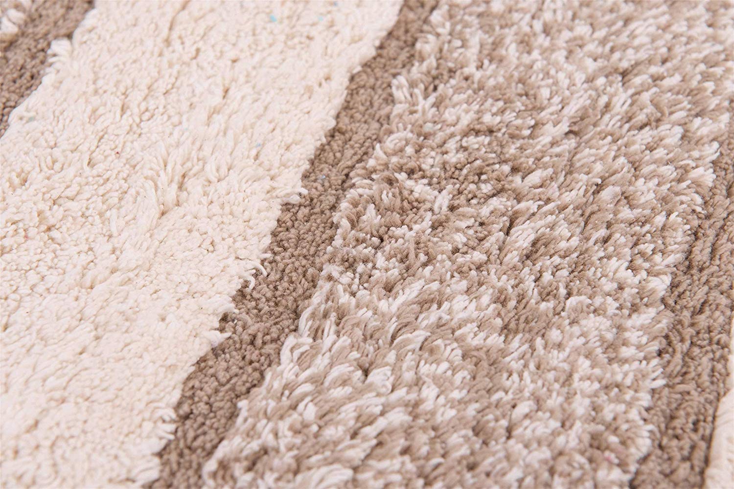 Tappetino Bagno Colorato in Morbido Pelo Lungo ed Righe in Rilievo